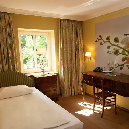 Ashley's Garden Hotel