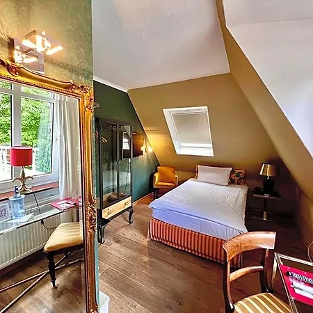 Boutique Ashley's Garden Hotel 4*